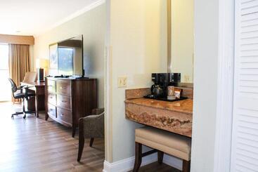 Hotell Cape Cod Irish Village   The Emerald Resort