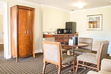 Hotell Cape Cod Irish Village   The Emerald Resort