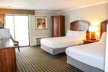 Hotell Cape Cod Irish Village   The Emerald Resort