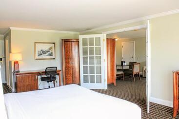 Hotell Cape Cod Irish Village   The Emerald Resort