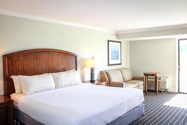 Hotell Cape Cod Irish Village   The Emerald Resort