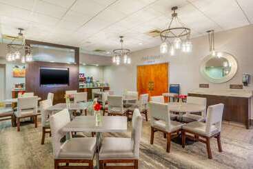 Отель Comfort Inn & Suites Logan International Airport