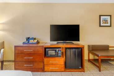 هتل Comfort Inn & Suites Logan International Airport