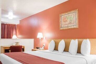 هتل Econo Lodge Old Town