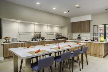 هتل Hilton Garden Inn Phoenix Airport