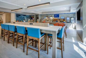 هتل Holiday Inn Express And Suites Tampa I 75 At Bruce B. Downs, An Ihg