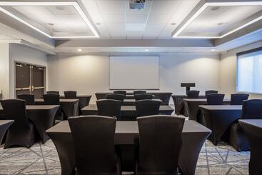 هتل Holiday Inn Express And Suites Tampa I 75 At Bruce B. Downs, An Ihg