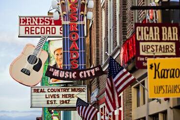 هتل Holiday Inn Express Nashville Downtown Broadway, An Ihg
