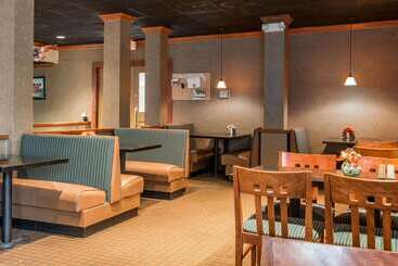هتل Quality Inn & Suites Hanes Mall