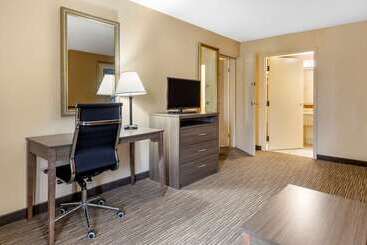 هتل Quality Inn & Suites Hanes Mall