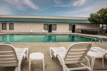 هتل Quality Inn & Suites Hanes Mall