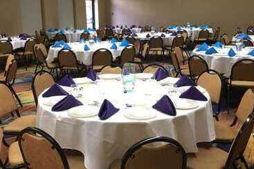 בית מלון כפרי Quality Inn & Suites Hanes Mall