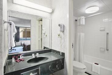 هتل Ramada By Wyndham Roanoke
