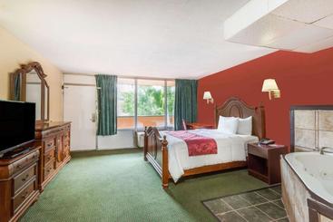 هتل Ramada By Wyndham Roanoke