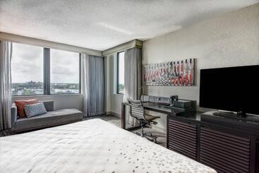 هتل Renaissance Fort Lauderdale Cruise Port