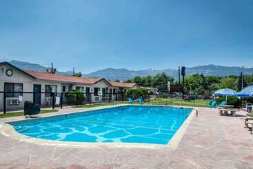 هتل Rodeway Inn & Suites