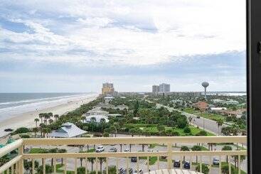 هتل The Shores Resort & Spa