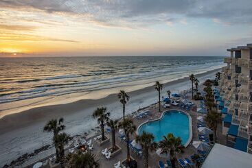 هتل The Shores Resort & Spa