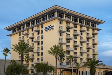 هتل The Shores Resort & Spa