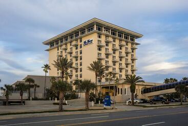 هتل The Shores Resort & Spa