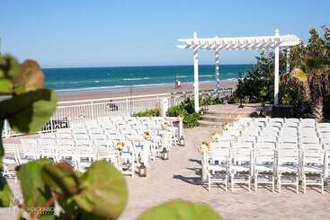 هتل The Shores Resort & Spa