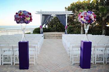 هتل The Shores Resort & Spa