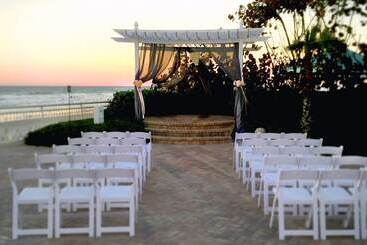 هتل The Shores Resort & Spa