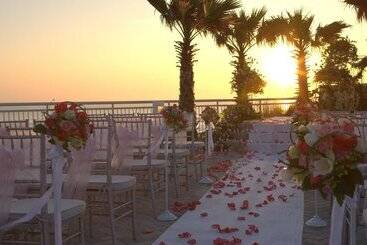 هتل The Shores Resort & Spa