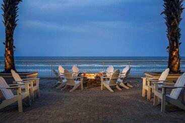 هتل The Shores Resort & Spa