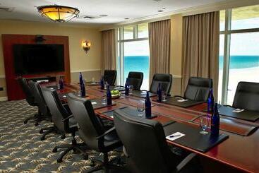 هتل The Shores Resort & Spa