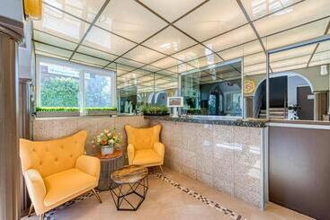 هاستل La Mirage Inn  Hollywood
