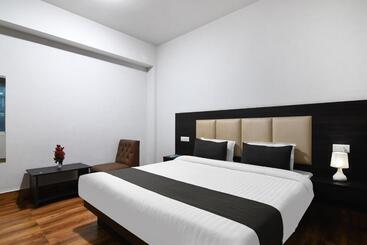هتل Super Townhouse Oak Saramsa Garden