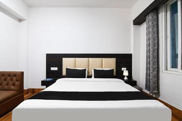 هتل Super Townhouse Oak Saramsa Garden