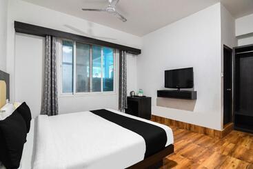 هتل Super Townhouse Oak Saramsa Garden