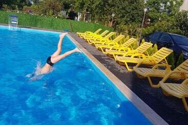 پانسیون Midia Guest House