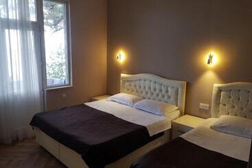 پانسیون Midia Guest House