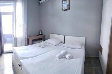 پانسیون Midia Guest House