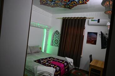 پانسیون Khiva Tosh Darvoza & Trip Service