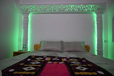 پانسیون Khiva Tosh Darvoza & Trip Service
