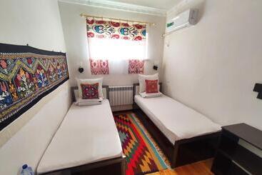 پانسیون Khiva Tosh Darvoza & Trip Service