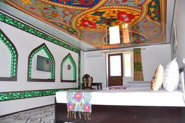 پانسیون Khiva Tosh Darvoza & Trip Service