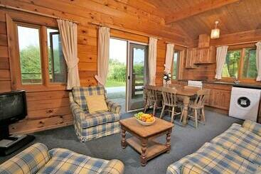 استراحتگاه Bron Eifion Lodges