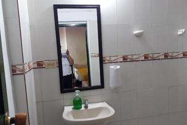 هاستل Casa Vania En Mompoxx Centro Histórico Con Parqueadero En El