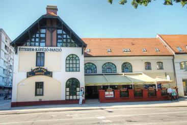 تختخواب و صبحانه Play Pub étterem és Panzió