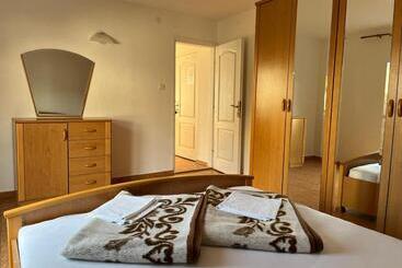 پانسیون Apartments And Room Mv