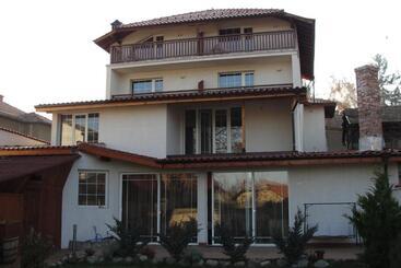 پانسیون Zasheva Kushta Guesthouse
