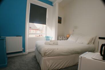 تختخواب و صبحانه En Suite Rooms At The Rose And Thistle