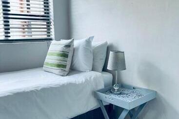 تختخواب و صبحانه 6 On Western Guest House