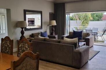 تختخواب و صبحانه 6 On Western Guest House