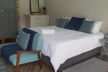 تختخواب و صبحانه 6 On Western Guest House